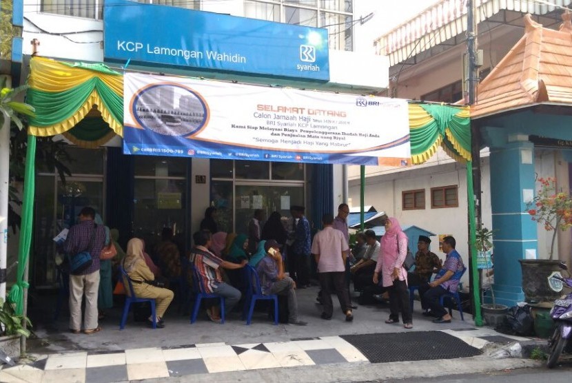 Para calon jamaah haji sedang melakukan pelunasan biaya pelaksanaan ibadah haji di kantor cabang BRISyariah.
