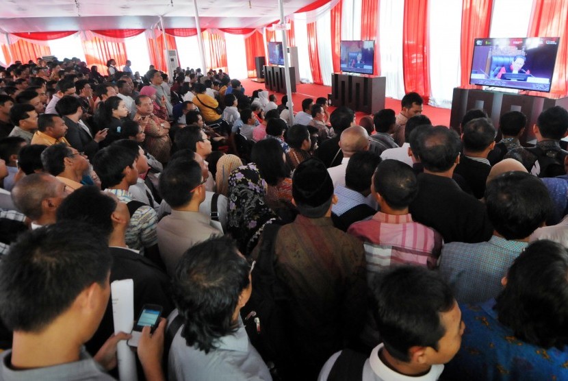 Para calon legisltaif bermasalah dan pendukungnya menyimak sidang perdana sengketa perselisihan hasil Pemilihan Umum (Pemilu) Legislatif 2014 melalui layar elektronik yang disediakan di halaman Gedung Mahkamah Konstitusi (MK), Jakarta, Jumat (23/5).