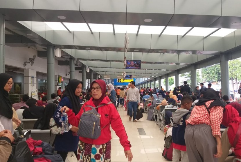 Para calon penumpang kereta api pada H+2 Lebaran di Stasiun Senen, Jakarta Pusat, Jumat (7/6). 