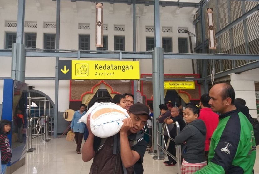 Para calon penumpang kereta api pada H+2 Lebaran di Stasiun Senen, Jakarta Pusat, Jumat (7/6). 