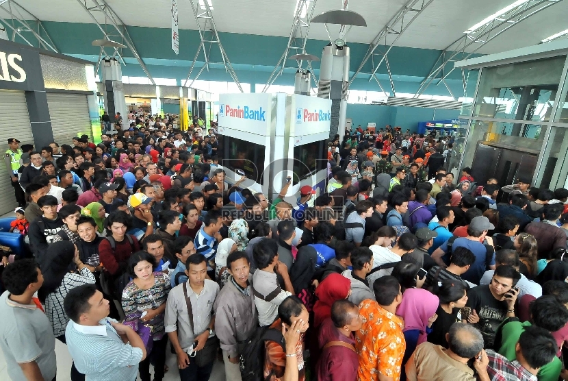  Para calon penumpang Lion Air mengantre untuk melakukan refund di Terminal 3 Bandara Soekarno-Hatta, Cengkareng, Banten, Jumat (20/2).  (Republika/Rakmawaty La'lang)
