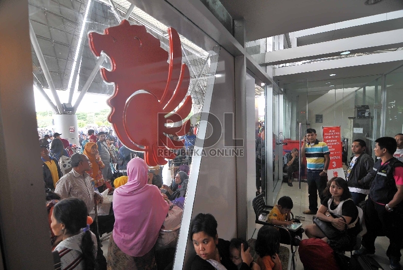 Para calon penumpang menunggu untuk melakukan refund di Terminal 3 Bandara Soekarno-Hatta, Cengkareng, Banten, Jumat (20/2)..  (Republika/Rakmawaty La