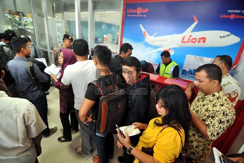Para calon penumpang pesawat Lion  Air mengantre di Terminal 3 Bandara Soekarno-Hatta, Banten.