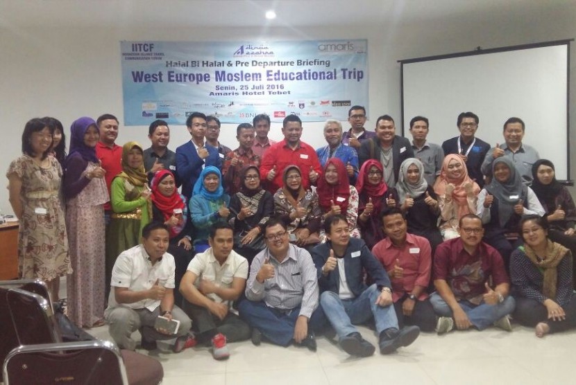 Para peserta halal bihalal dan calon peserta WEMET 2 IITCF berfoto bersama seusai halal bihalal dan pembekalan WEMET Batch II di Jakarta, Senin (25/7/2016).