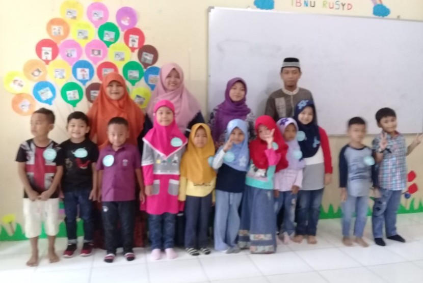 Para calon siswa SD Al Iman Citayam, Bojonggede, Bogor, berfoto bersama seusai melaksanakan tes pemetaan kemampuan baca tulis dan membaca Alquran.