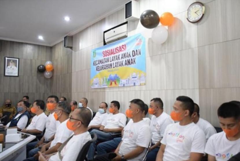 Para camat dan lurah di Kota Sukabumi mengikuti sosialisasi kelurahan/kecamatan layak anak di Kantor Bappeda Kota Sukabumi, Senin (30/5/2022)