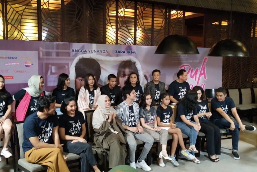 Para cast dan crew film Dua Garis Biru saat konferensi pers di wilayah Jakarta Selatan, Kamis (28/6).
