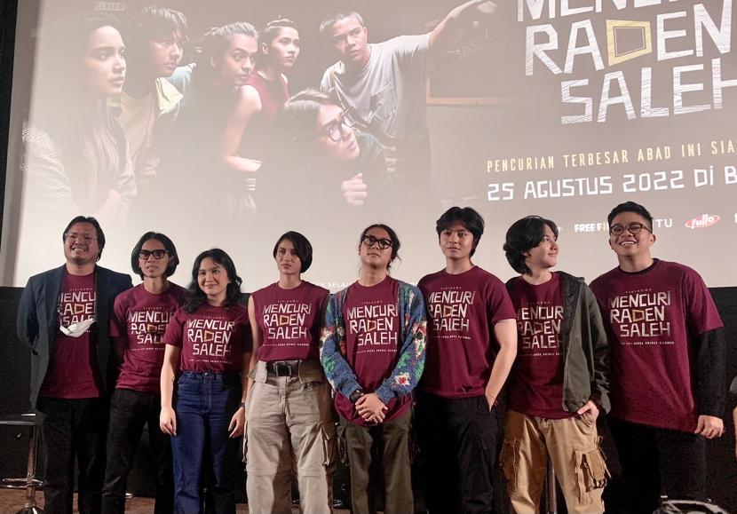 Para pemain, sutradara, serta produser film Mencuri Raden Saleh dalam peluncuran trailer pertama dan poster resmi di XXI Metropole Jakarta, Rabu (29/6/2022). 