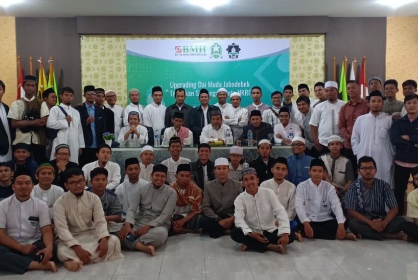 Para dai muda Jabodek peserta upgrading berfoto bersama dengan Pimpinan Umum Hidayatullah, Ustaz Abdurrahman Muhammad.
