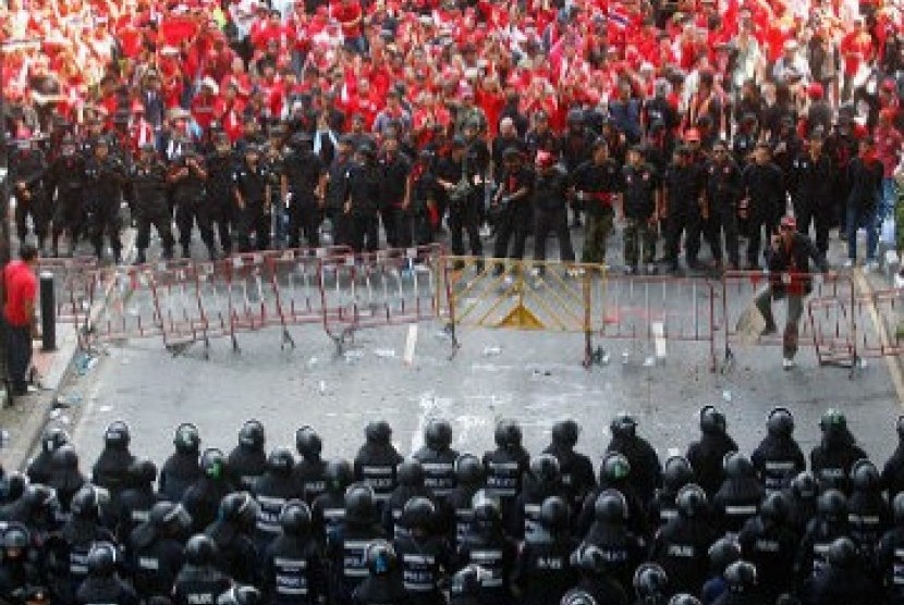 Para demonstran Kaos Merah berhadap-hadapan dengan pasukan militer antihuru-hara Thailand di pusat ibu kota, Bangkok. 