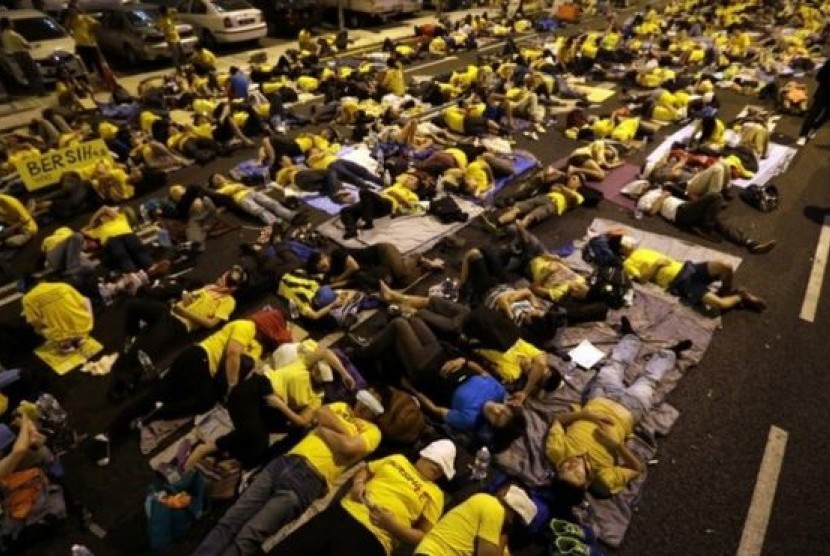 Para demonstran Malaysia tidur di jalanan pada Sabtu (29/8) malam untuk menyiapkan aksi lanjutan pada Ahad (30/8) ini.