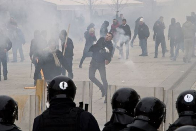 Para demonstran melemparkan batu ke arah polisi di ibukota Kosovo, Pristina, Selasa (27/1).