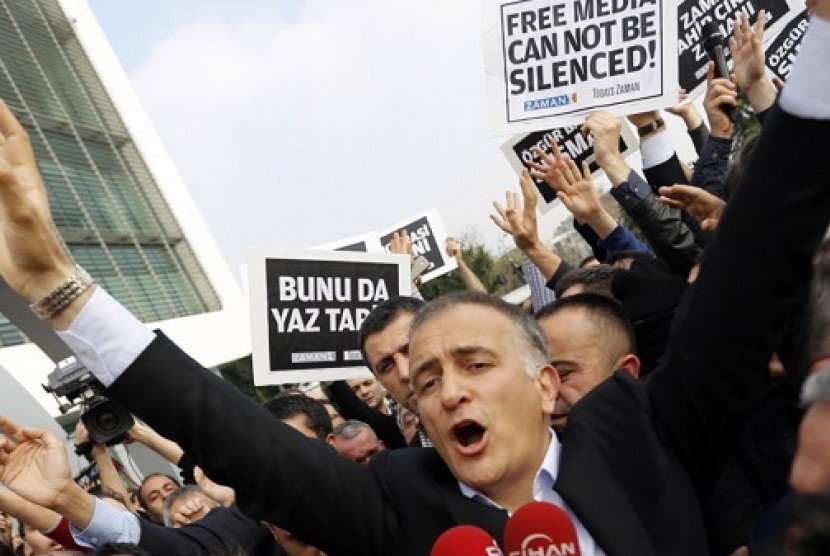 Para demonstran menyuarakan kemarahannya atas pemerintah Turki
