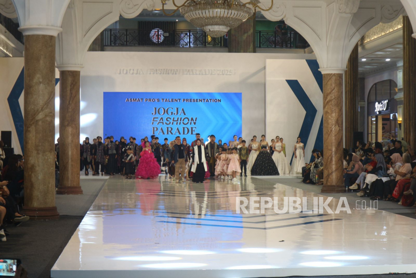 Para desainer bersama hasil karyanya pada ajang Jogja Fashion Parade 2025 di Atrium Rama, Sleman City Hall, Ahad (16/2/2025).