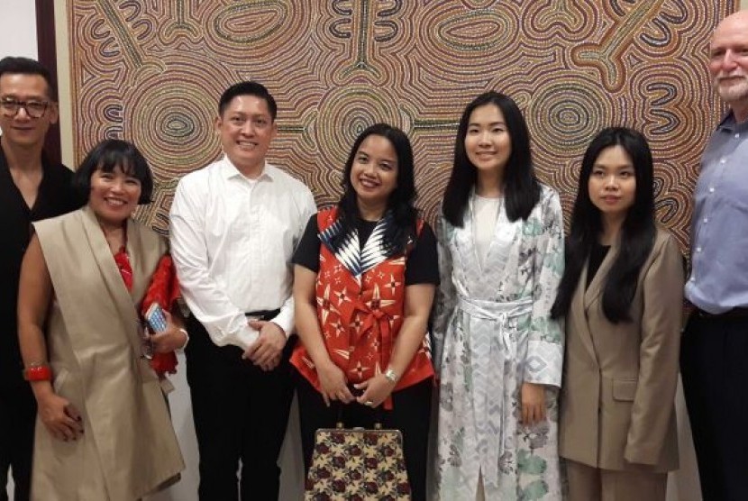 Para desainer yang masuk nominasi Woolmark Prize 2016 yang mewakili Indonesia di tingkat Asia: Toton Januar (pojok kiri), MajorMinorMaha (3 berderet di tengah), Vinora (dua dari kanan), bersama dengan CEO Femina Group-Svida Alisjahbana, dan Dubes Australia