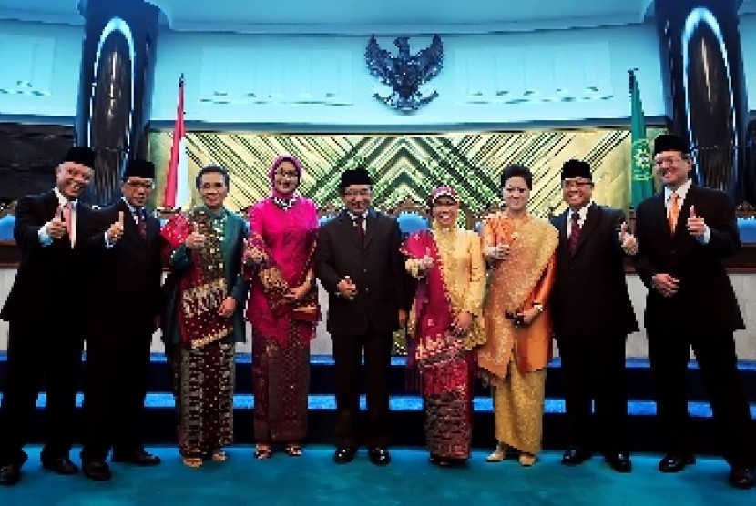  Para Dewan Komisioner Otoritas Jaksa Keuangan (OJK) berfoto bersama usai dilantik di Mahkamah Agung (MA), Jakarta.