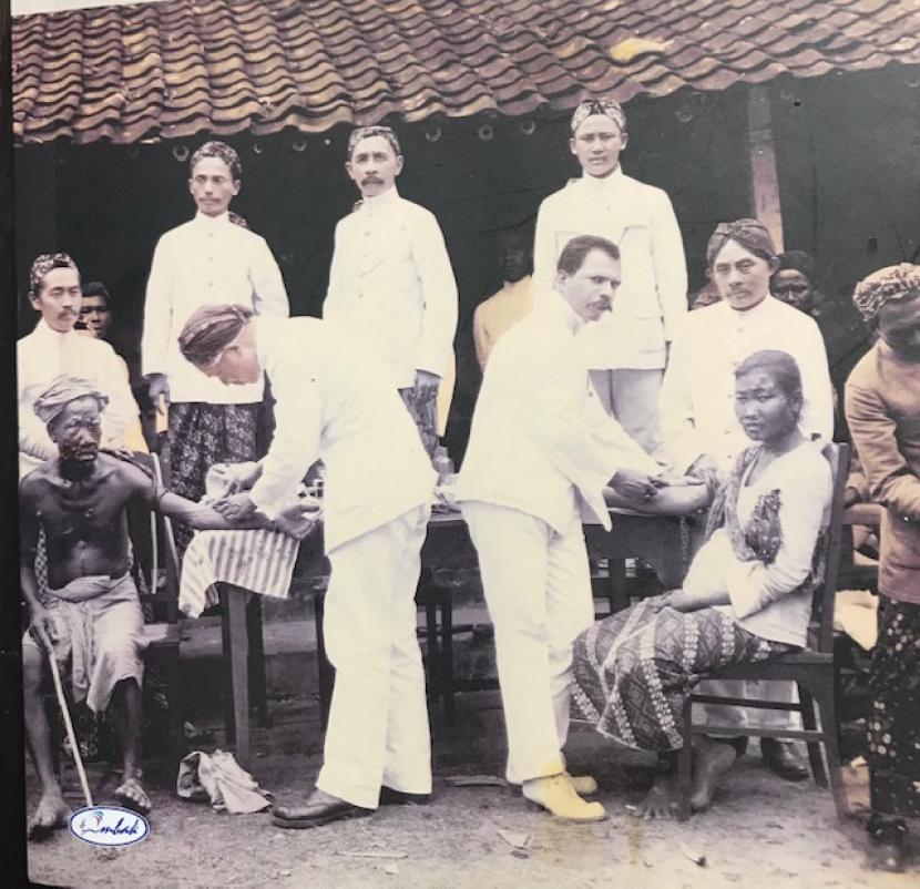 Para dokter memeriksa keshatan masyarakat di era kolonial kala terjadi wabahdi Cirebon.