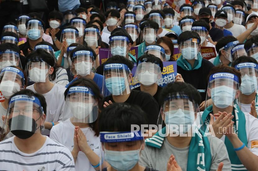 Para dokter menghadiri unjuk rasa menentang kebijakan medis pemerintah di Seoul, Korea Selatan.