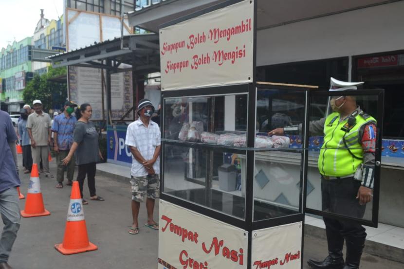 Para donatur membagi-bagikan nasi bungkus gratis kepada warga di depan Pasar Tengah, Kota Bandar Lampung , ilustrasi