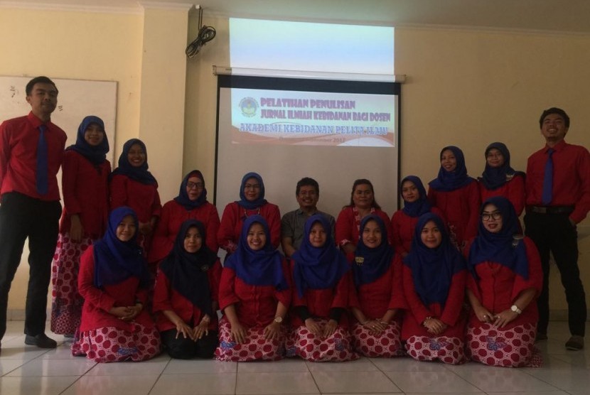 Para dosen Akbid Pelita Ilmu, Depok,  berfoto bersama usai mengikuti pelatihan penulisan jurnal ilmiah, Sabtu (30/9).