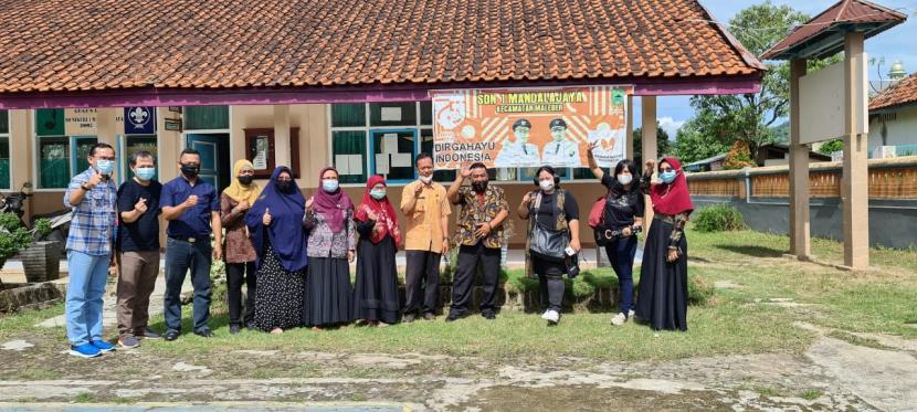 Para dosen dari tiga perguruan tinggi yang tengah melaksanakan pengabdian kepada masyarakat (PKM) berfoto bersama dengan kepala sekolah dan dewan guru. (ilustrasi)