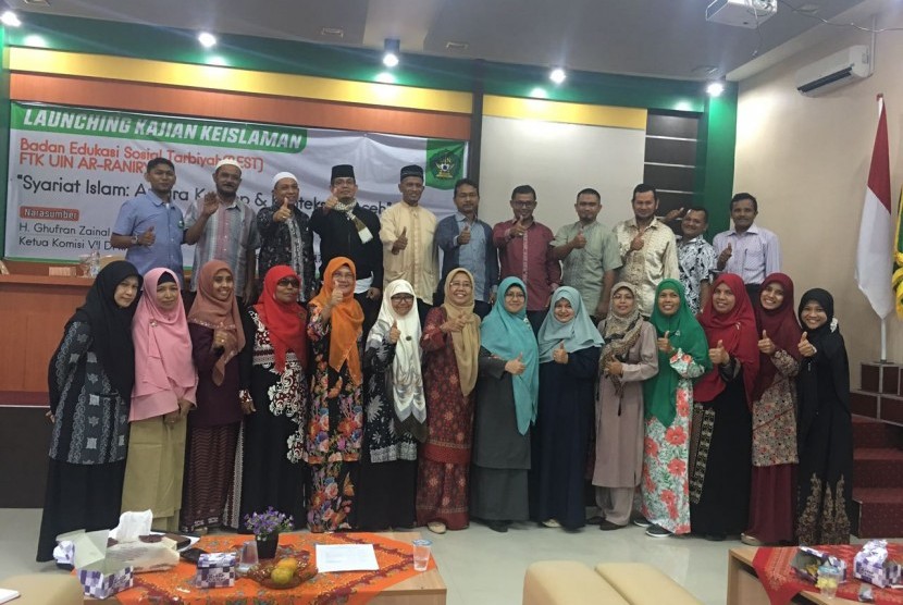Para dosen FTK UIN Ar-Raniry berfoto bersama sesuai peluncuran program kajian Islam bulanan, Selasa (26/9).