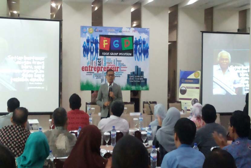 Para dosen wirausaha mendengarkan pemaparan materi workshop pada Forum Group Discussion (FGD) yang diadakan oleh BSI Entrepreneur Center (BEC) di Serpong, Tangerang Selatan, Sabtu (28/5).