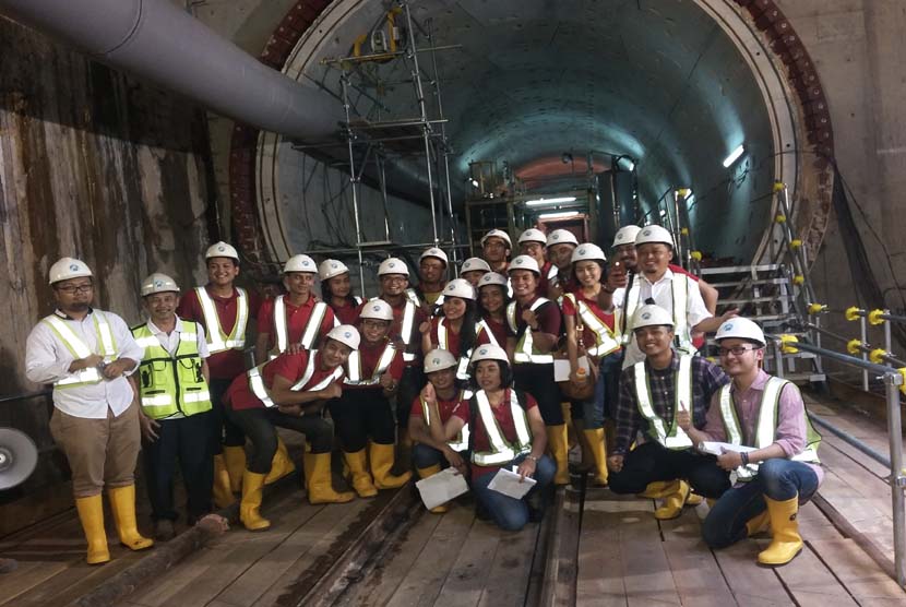 Para Duta Muda BUMN meninjau langsung pembangunan mega proyek MRT Underground Section Contract Package 106 yang berada di lokasi sekitar Bundaran HI, Jakarta Pusat, Sabtu (28/5).  