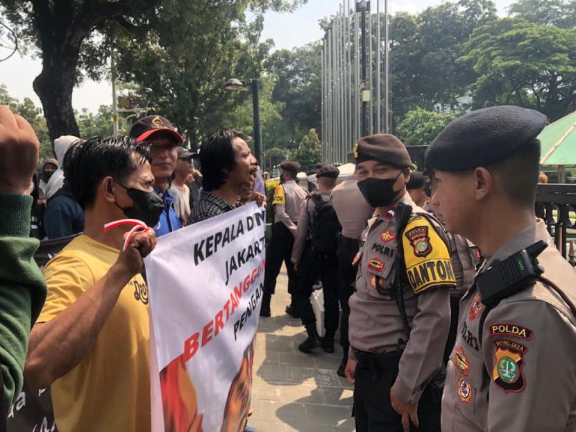 Para eks pekerja PT KCN, Marunda, Jakarta Utara, yang dicabut izinnya oleh DKI karena pencemaran batubara, protes di depan Balai Kota DKI Jakarta, Kamis (12/1).