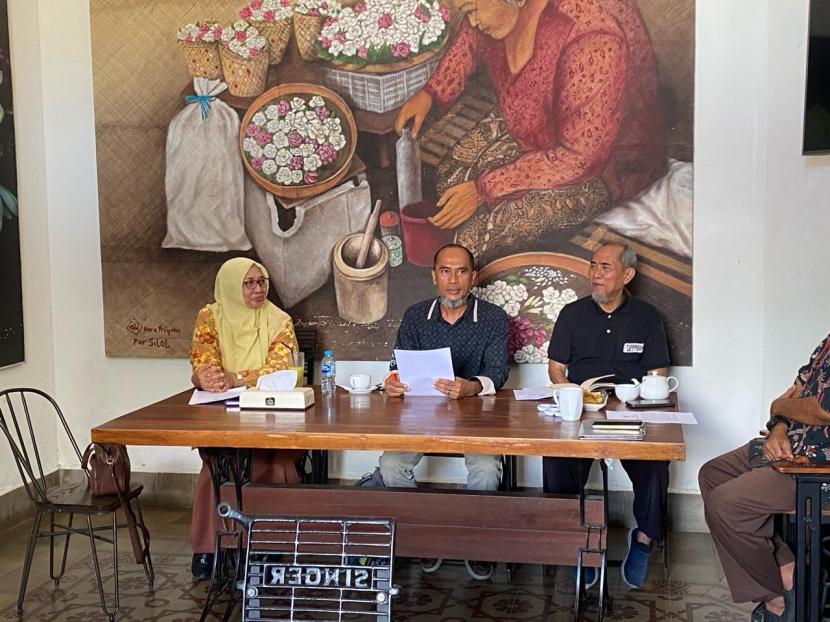 Para eks penyelenggara pemilu yang tergabung dalam Jaringan Demokrasi Indonesia (JaDI) Daerah Istimewa Yogyakarta mengajak masyarakat pemilih untuk ikut mengawal proses pemungutan dan penghitungan suara Pemilihan Umum (Pemilu) 2024 di tempat pemungutan suara (TPS) pada 14 Februari 2024 mendatang.