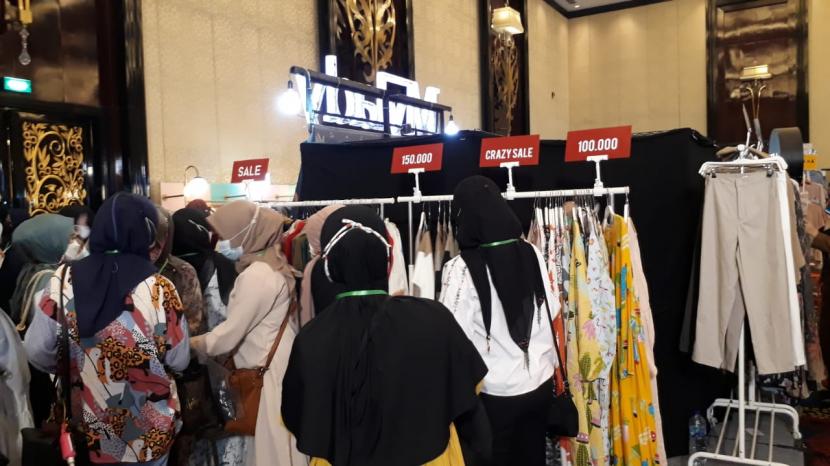 Pengunjung menyerbu pameran hijab di Indonesia Hijabfest, Bandung.