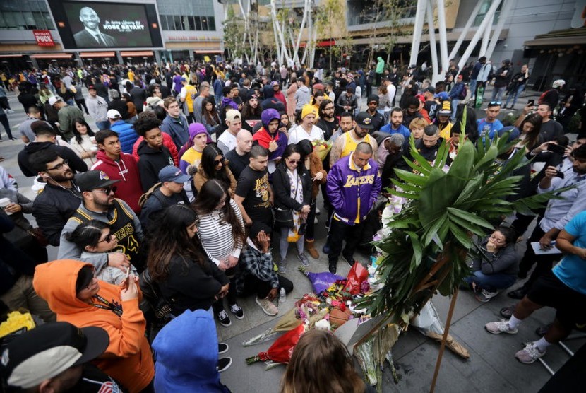 Para fan Los Angeles Lakers berkumpul di depan Staples Center untuk mengekpresikan rasa duka atas meninggalnya Kobe Bryant, legenda Lakers dan NBA.