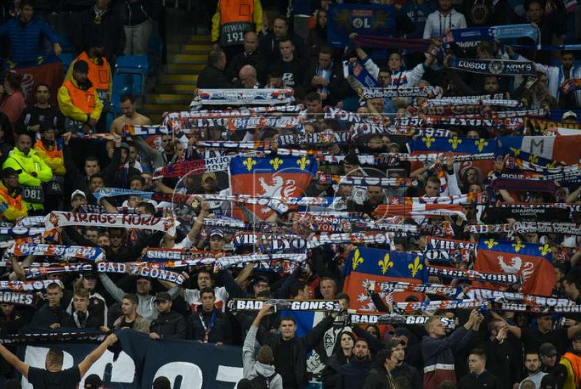  Para fan Lyon memberikan dukungan pada timnya saat bertandang di markas Manchester City di Stadion Etihad dalam laga perdana Liga Champions musim ini.