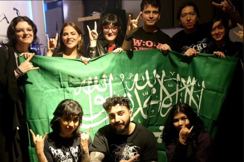 Para fans metal Saudi berpose di sela acara Wacken Metal Battle Middle East, Jumat (3/5/2024)