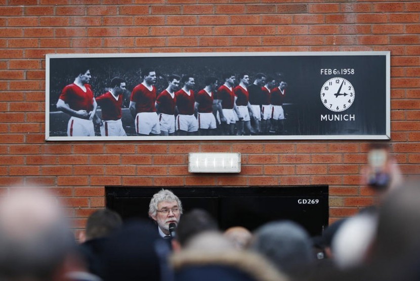 Para fans MU mengenang tragedi 6 Februari 1958 di Old Trafford, Manchester.