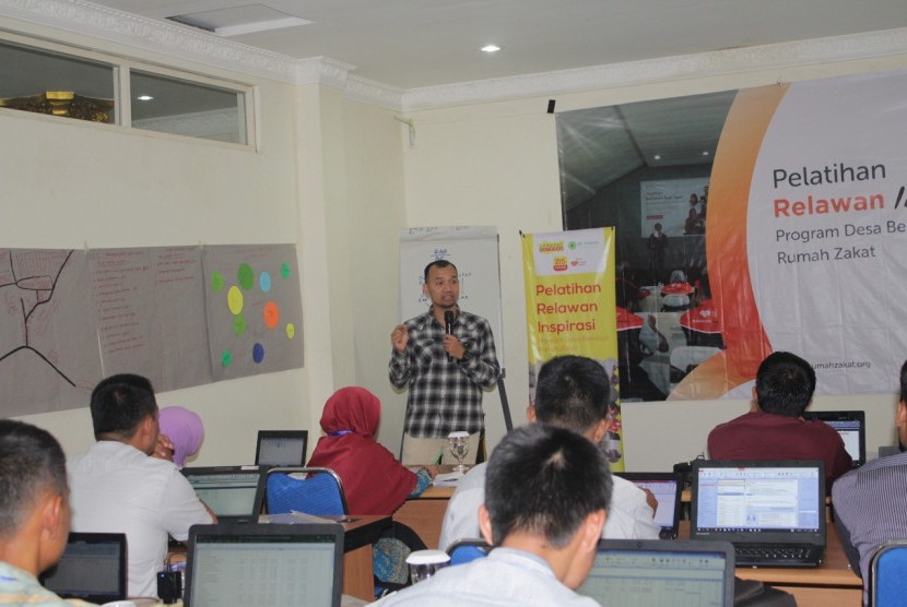 Para Fasilitator baru untuk Desa Berdaya hasil kerjasama ZIS Indosat dan Rumah Zakat mengikuti training di Narapati Indah Syariah Hotel & Convention, Bandung. 