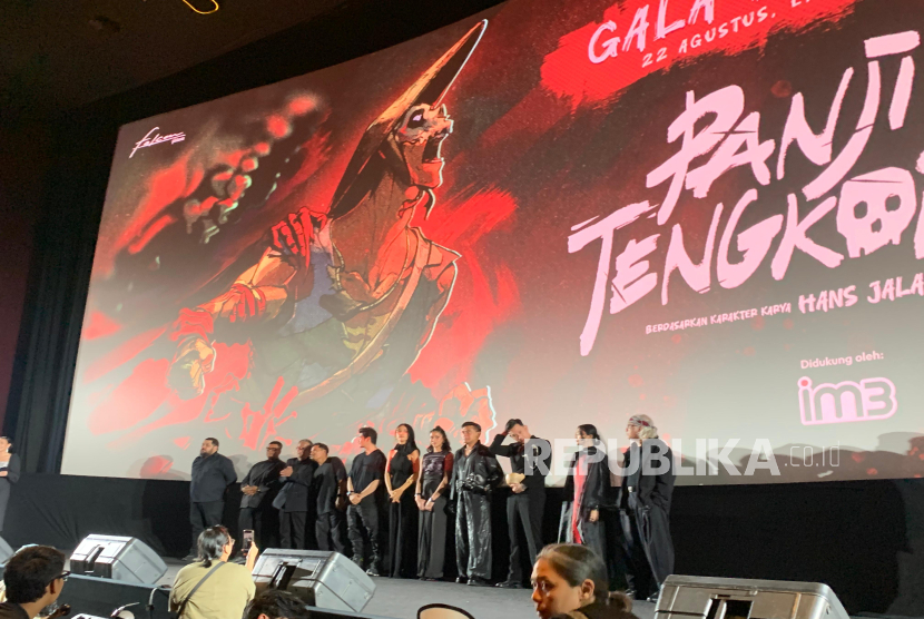 Para filmmaker dan jajaran pengisi suara Panji Tengkorak saat Gala Premier di Jakarta pada Jumat (22/8/2025).
