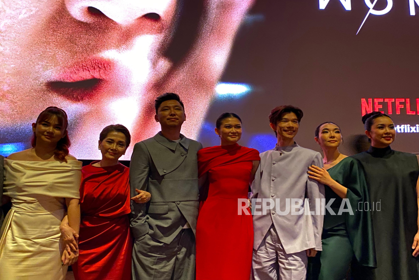 Para filmmaker dan pemain film A Normal Woman dalam konferensi pers di Plaza Senayan, Jakarta, Rabu (23/7/2025).