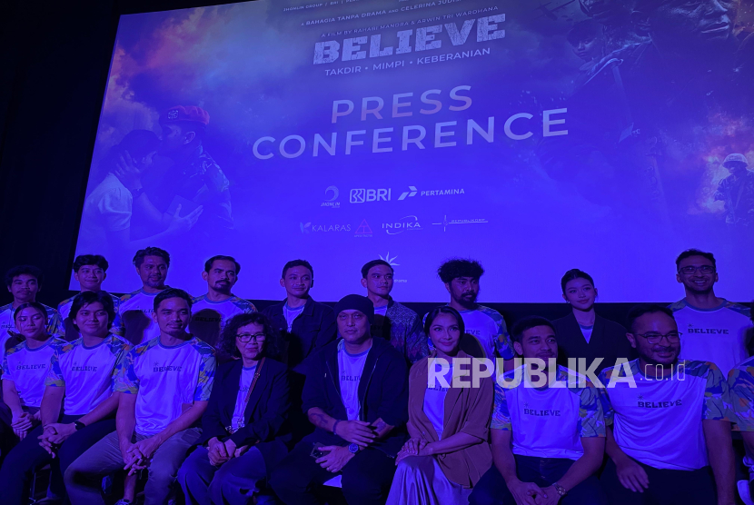Para filmmaker dan pemain film Believe: Takdir, Mimpi, Keberanian dalam konferensi pers di XXI Plaza Senayan, Jumat (18/7/2025).