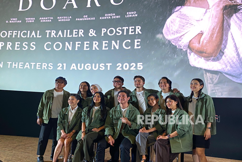 Para filmmaker dan pemain film Hanya Namamu Dalam Doaku pada konferensi pers di Plaza Senayan, Jakarta, Kamis (3/7/2025).