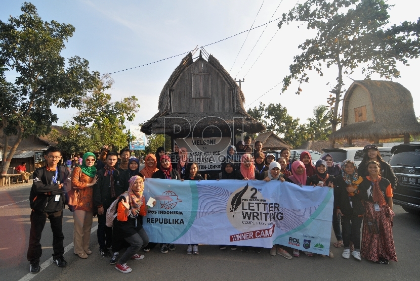 Para finalis kompetisi Letter Writing Competition berfoto bersama di Desa Sade, Lombok, Nusa Tenggara Barat, Jumat (7/8).Republika/Edwin Dwi Putranto