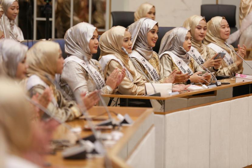Para finalis Putri Hijabfluencer 2023 saat bertemu dengan istri cawapres Muhaimin Iskandar, Rustini Murtadho, di Jakarta, Selasa (28/11/2023).