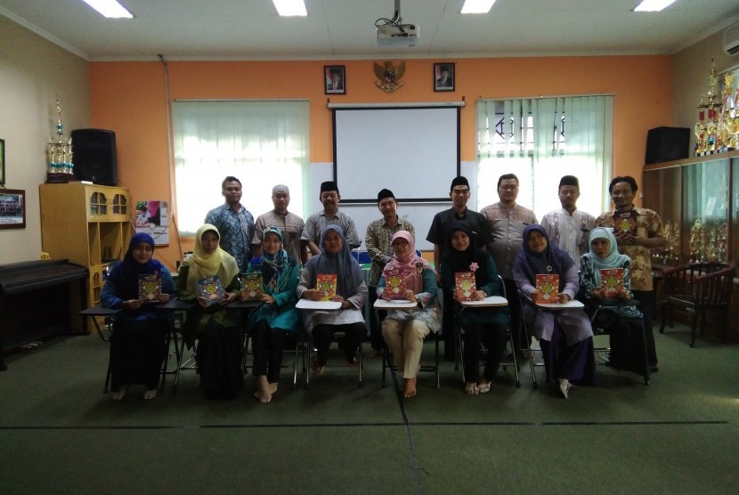 Para guru Agama Islam Sekolah Al Azhar BSD mengikuti pelatihan membaca Alquran Metode Adjani.