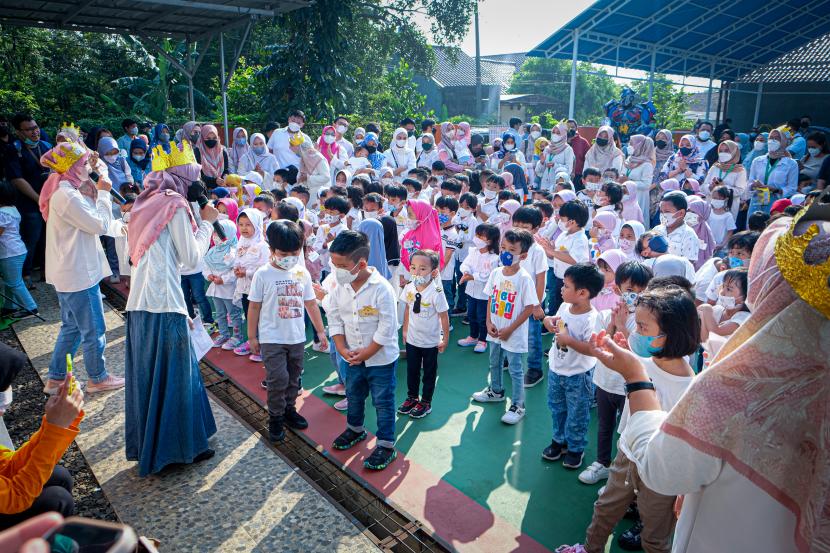 Para guru dan orang tua menyambut siswa baru KB-TK Prestasi Global Depok pada kegiatan hari pertama SAMS (Stimulus Awal Masuk Sekolah), Selasa (19/7/2022).