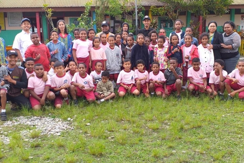 Para guru dan siswa SD Inpres Kulitarek Wamena berfoto bersama tim BMH Perwakilan Papua dan TASK Hidayatullah.