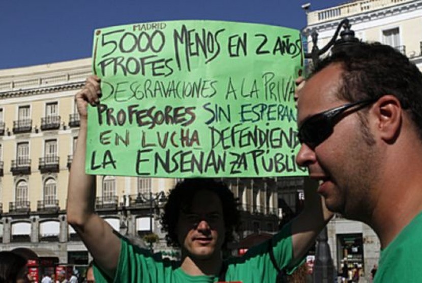 Para guru di Madrid, Spanyol melakukan unjuk rasa anti langkah penghematan (foto: dok). Spanyol dilanda pengangguran tertinggi di zona euro untuk bulan Mei, dengan hampir satu dari setiap empat pekerja menganggur.