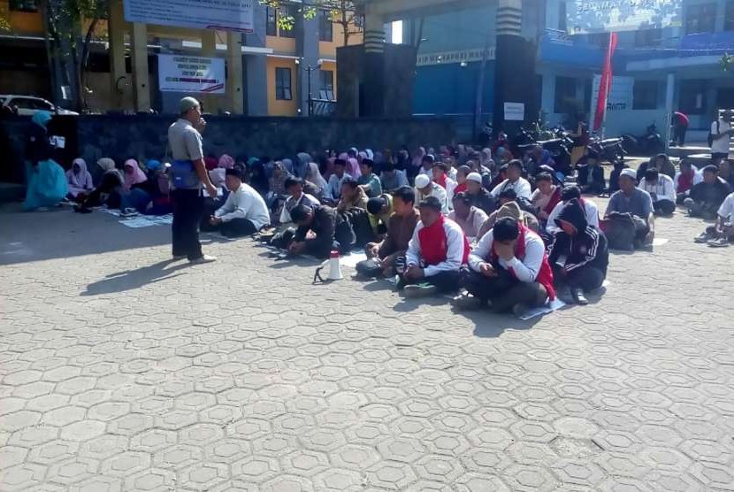 Para guru honorer di Sukabumi masih mogok mengajar dan memilih ikut acara istighosah menolak syarat batasan usia 35 tahun penerimaan CPNS di kawasan gelanggang Kecamatan Cisaat Kabupaten Sukabumi Selasa (18/9).