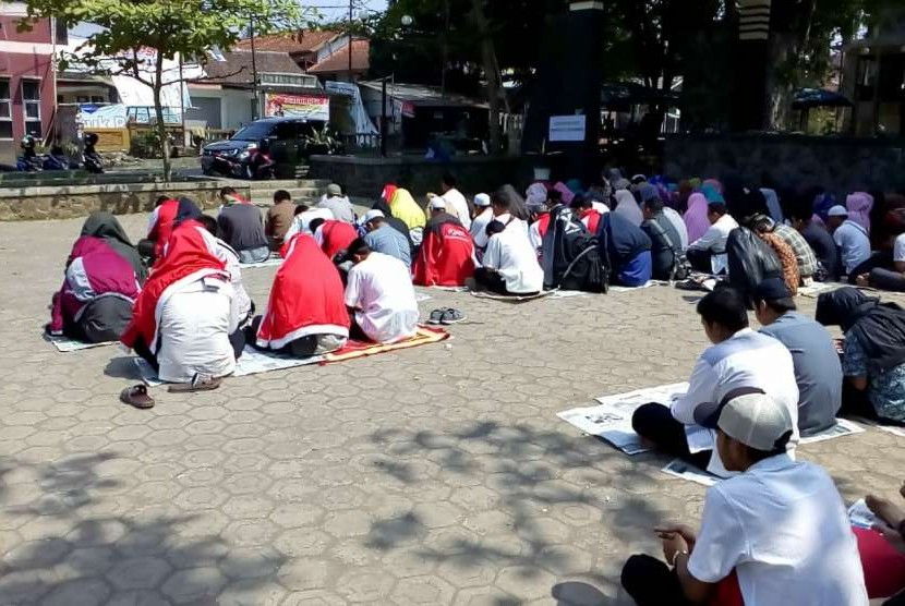 Para guru honorer di Sukabumi masih mogok mengajar dan memilih ikut acara istighosah menolak syarat batasan usia 35 tahun penerimaan CPNS di kawasan gelanggang Kecamatan Cisaat Kabupaten Sukabumi Selasa (18/9).