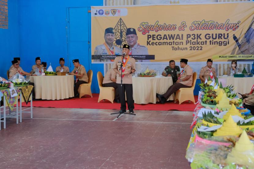 Para guru menyambut kedatangan Pj Bupati Apriyadi dengan suguhan sebanyak 57 nasi tumpeng di balai desa Sukajaya kecamatan Plakat Tinggi, Selasa (30/8/2022).