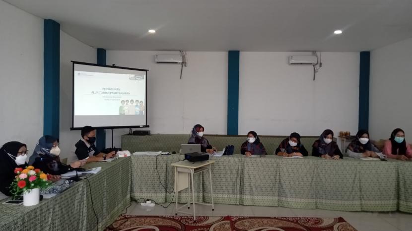 Para guru SD Bina Insani Bogor mengikuti Bimbingan Teknis (Bimtek) sebagai persiapan untuk menyelenggarakn Kurikulum Merdeka, Senin-Rabu (11-13 April 2022).
